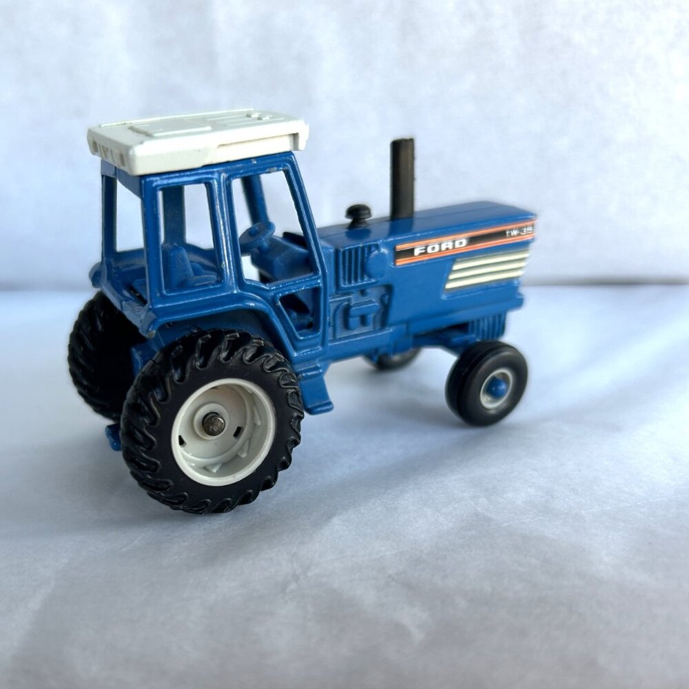 Ertl Farm Machinery Play Set with Extra Tractor and Barge Wagon - Picture 5 of 16